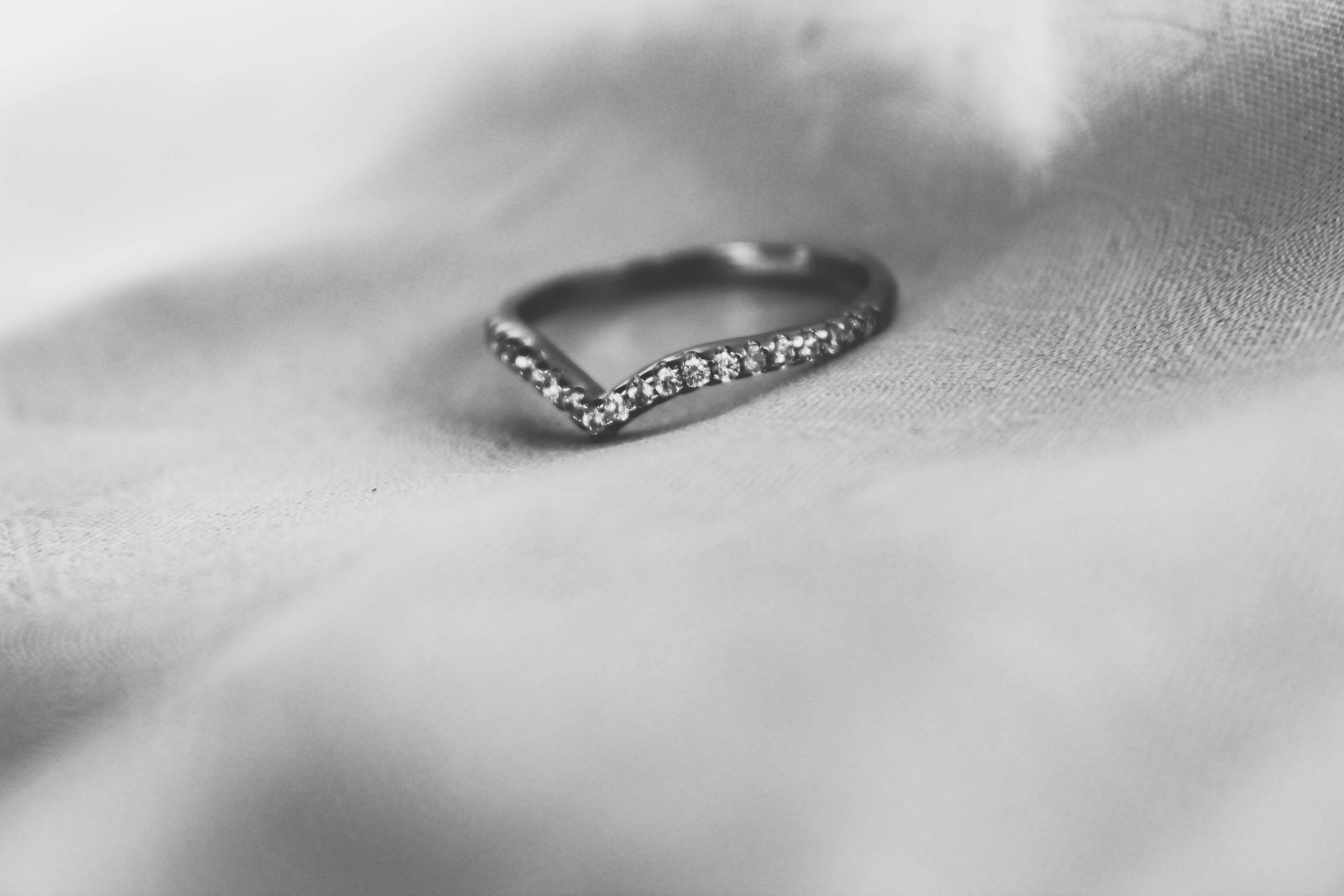 V-shape diamond wedding band